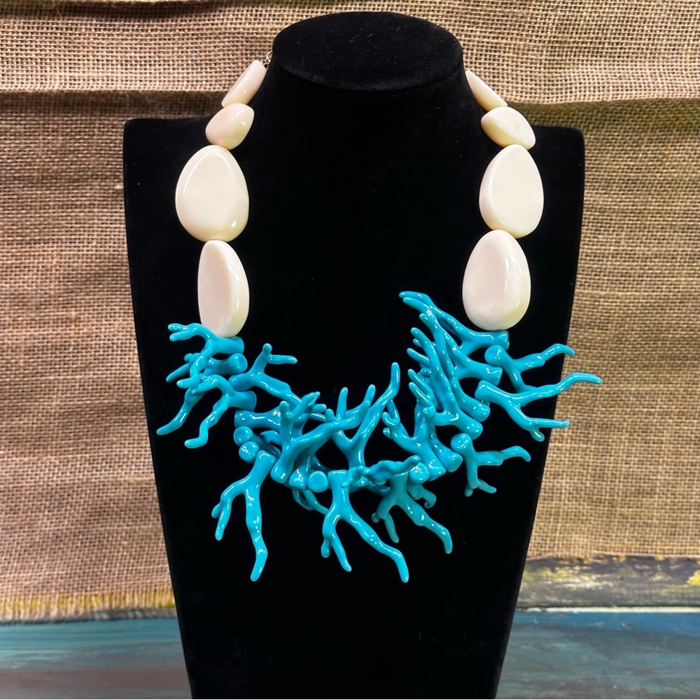 Exaggerated coral shells choker bohemian ocean‎ style acrylic necklace NWOT